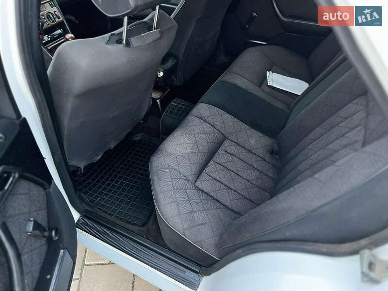 Седан Mercedes-Benz E-Class 1986 в Ізмаїлі