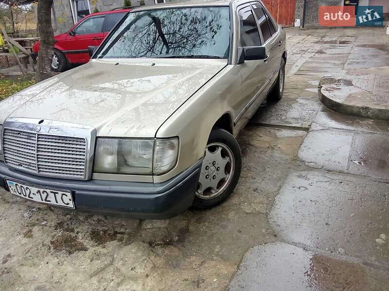 Седан Mercedes-Benz E-Class 1989 в Львові