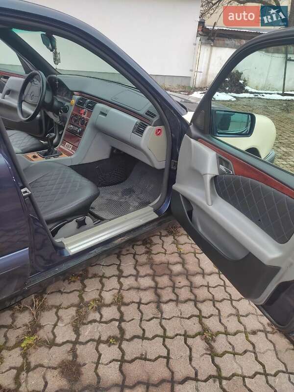 Седан Mercedes-Benz E-Class 1997 в Львове