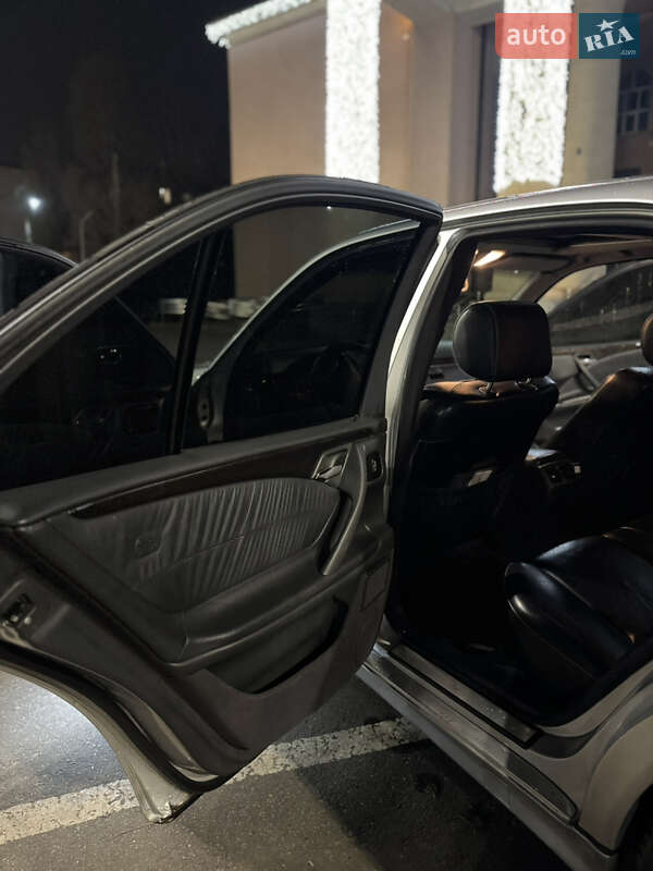 Седан Mercedes-Benz E-Class 2001 в Кривому Розі