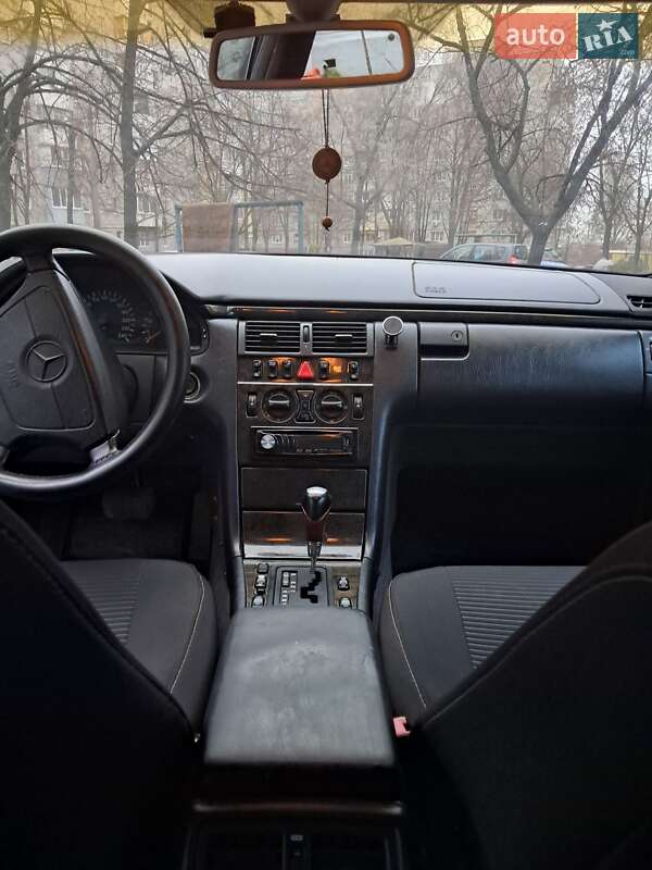 Седан Mercedes-Benz E-Class 1998 в Запоріжжі