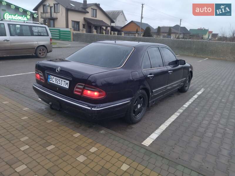 Седан Mercedes-Benz E-Class 2000 в Вараше