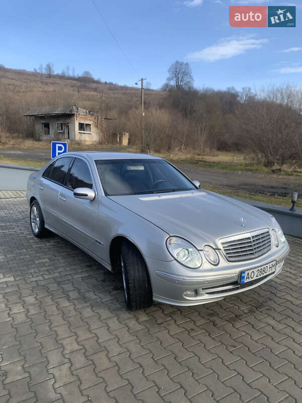 Седан Mercedes-Benz E-Class 2003 в Сваляве
