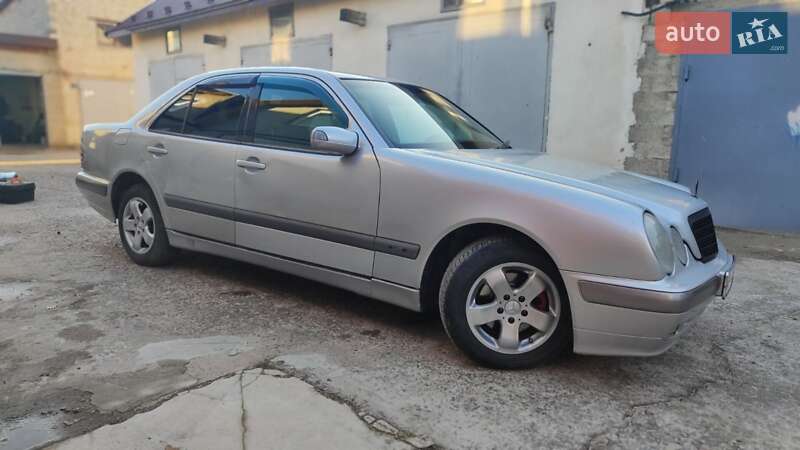 Седан Mercedes-Benz E-Class 2000 в Новояворовске