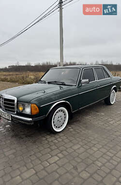 Седан Mercedes-Benz E-Class 1983 в Львові