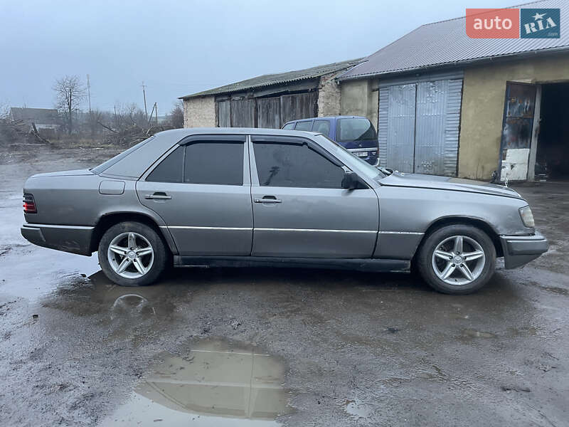 Седан Mercedes-Benz E-Class 1988 в Тульчине