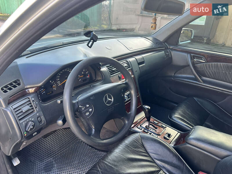 Седан Mercedes-Benz E-Class 2000 в Черновцах