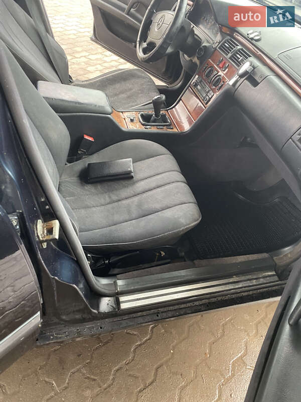 Седан Mercedes-Benz E-Class 1996 в Тростянці