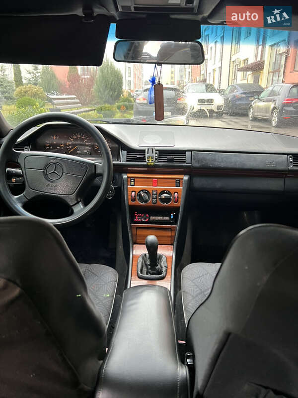 Седан Mercedes-Benz E-Class 1994 в Ровно
