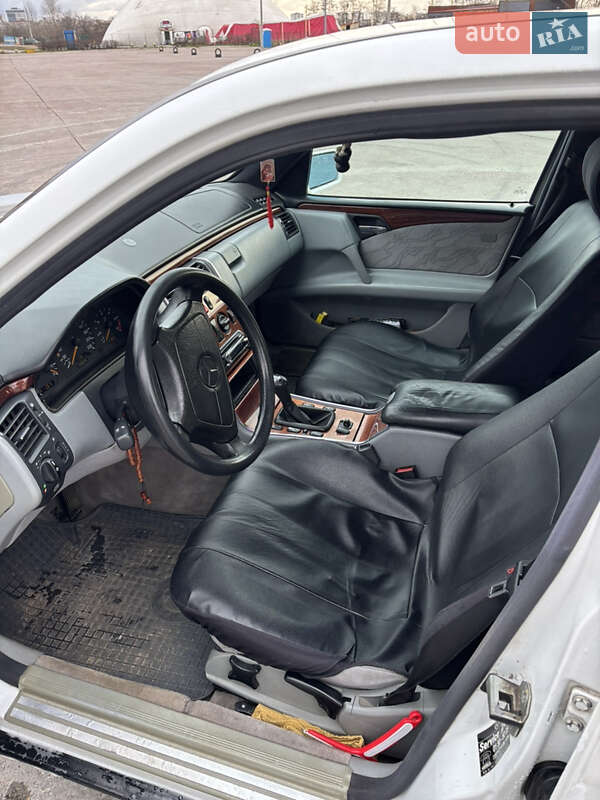 Седан Mercedes-Benz E-Class 1998 в Києві