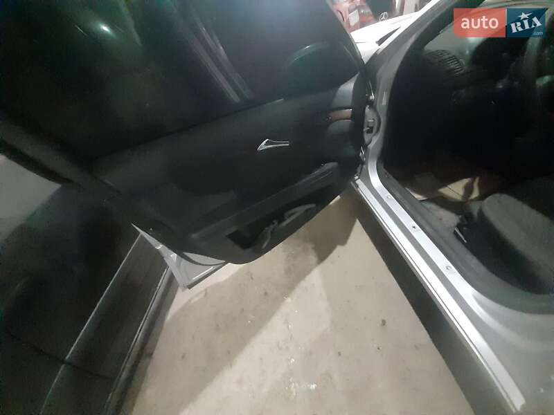 Седан Mercedes-Benz E-Class 2005 в Львові