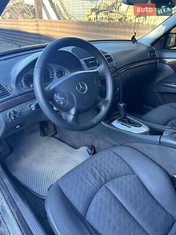 Седан Mercedes-Benz E-Class 2002 в Запоріжжі