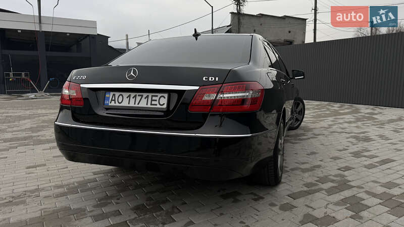 Седан Mercedes-Benz E-Class 2011 в Хусті