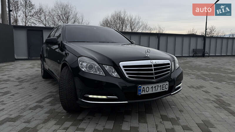 Седан Mercedes-Benz E-Class 2011 в Хусті
