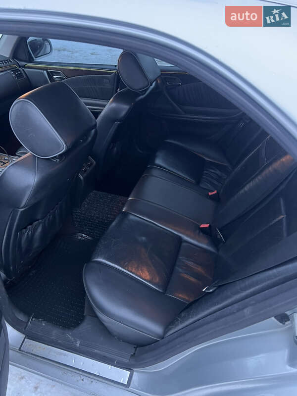 Седан Mercedes-Benz E-Class 2000 в Сарнах
