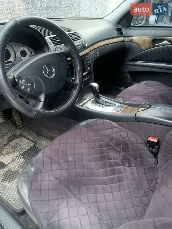 Седан Mercedes-Benz E-Class 2003 в Воловце