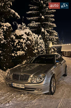 Седан Mercedes-Benz E-Class 2003 в Воловце