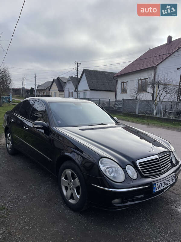 Седан Mercedes-Benz E-Class 2005 в Изе