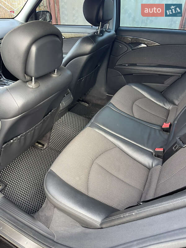 Седан Mercedes-Benz E-Class 2005 в Изе