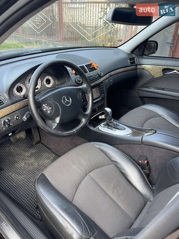 Седан Mercedes-Benz E-Class 2005 в Изе