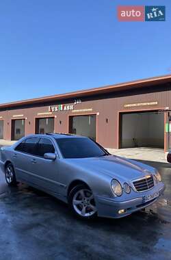 Седан Mercedes-Benz E-Class 2000 в Корце