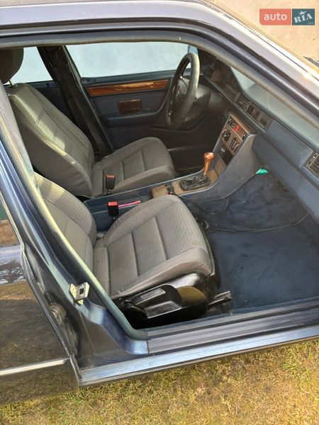 Седан Mercedes-Benz E-Class 1988 в Яворове