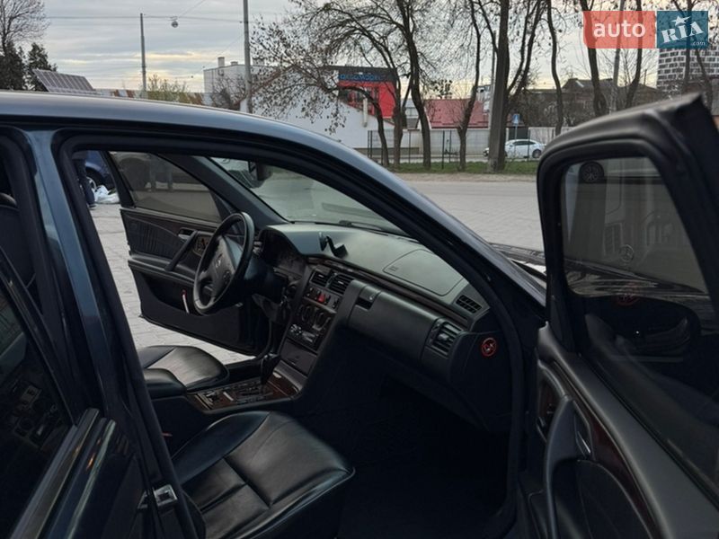 Седан Mercedes-Benz E-Class 2001 в Львове