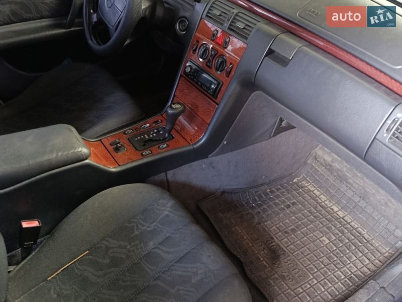 Седан Mercedes-Benz E-Class 1997 в Львове