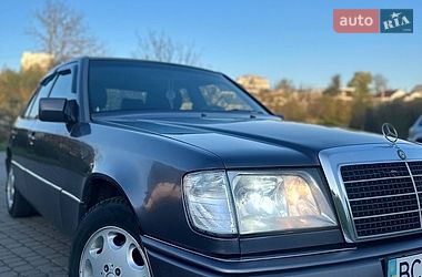 Седан Mercedes-Benz E-Class 1993 в Львові