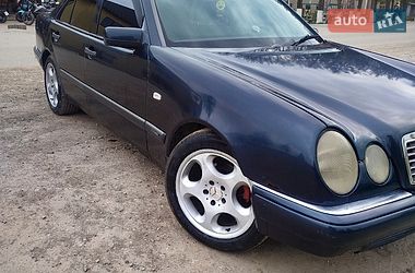 Седан Mercedes-Benz E-Class 1999 в Черновцах