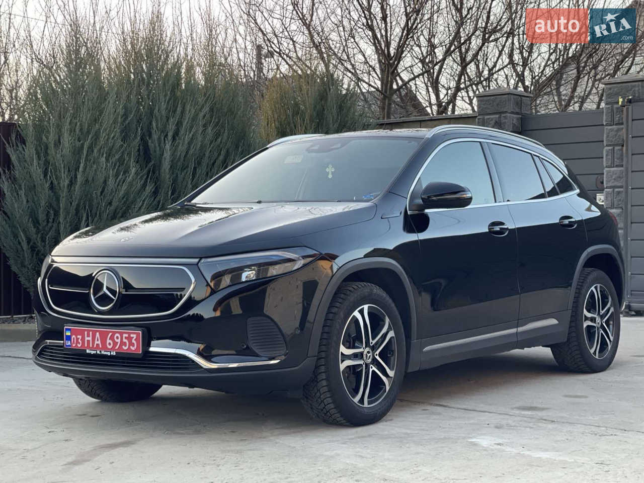 Свіжо пригнана машинка в класному стані! Має шикарний вигляд у вечері зі своїми підсвітками. Нещодавно було велике ТО, сертификацію пройдено, страховка. Два комплекта гуми з дисками, два ключі.Кузов в рідній фарбі. На всі питання відповім по телефону.