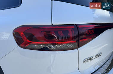 Позашляховик / Кросовер Mercedes-Benz EQB 2022 в 