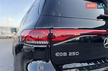 Позашляховик / Кросовер Mercedes-Benz EQB 2022 в 