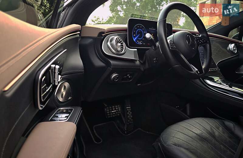 Седан Mercedes-Benz EQS 2022 в Коростене
