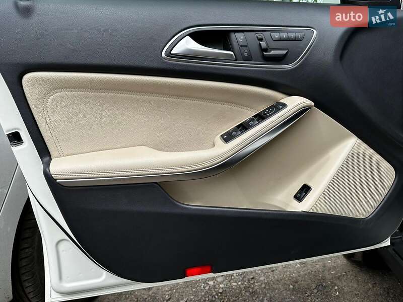 Внедорожник / Кроссовер Mercedes-Benz GLA-Class 2015 в Ровно