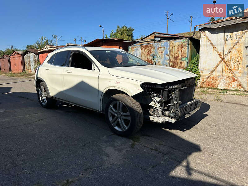 Позашляховик / Кросовер Mercedes-Benz GLA-Class 2015 в 