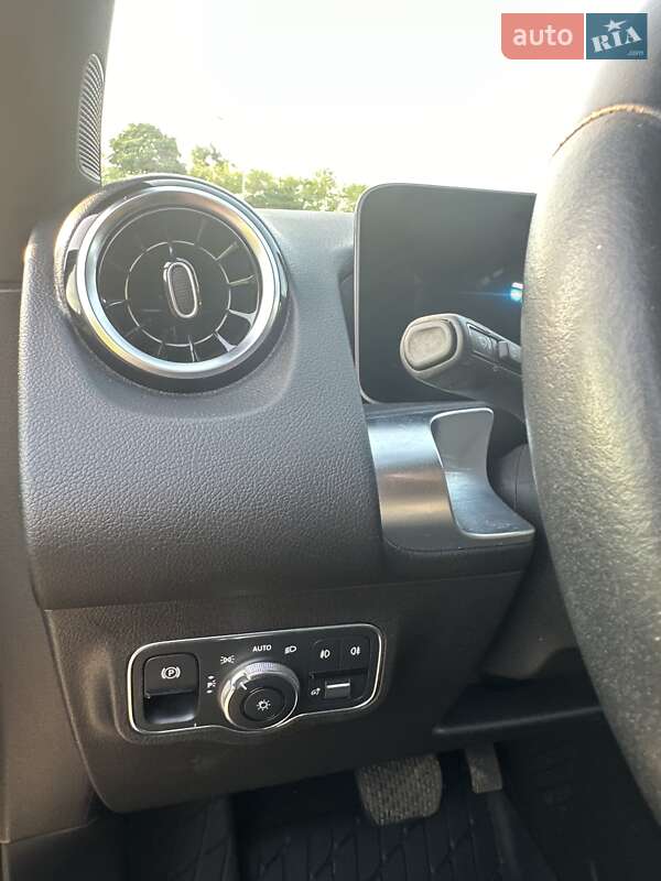 Внедорожник / Кроссовер Mercedes-Benz GLB-Class 2020 в Тернополе