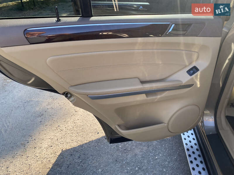 Внедорожник / Кроссовер Mercedes-Benz M-Class 2009 в Новом Буге