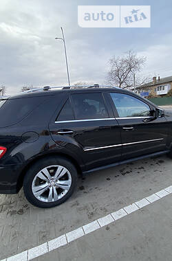 Внедорожник / Кроссовер Mercedes-Benz M-Class 2010 в Киеве