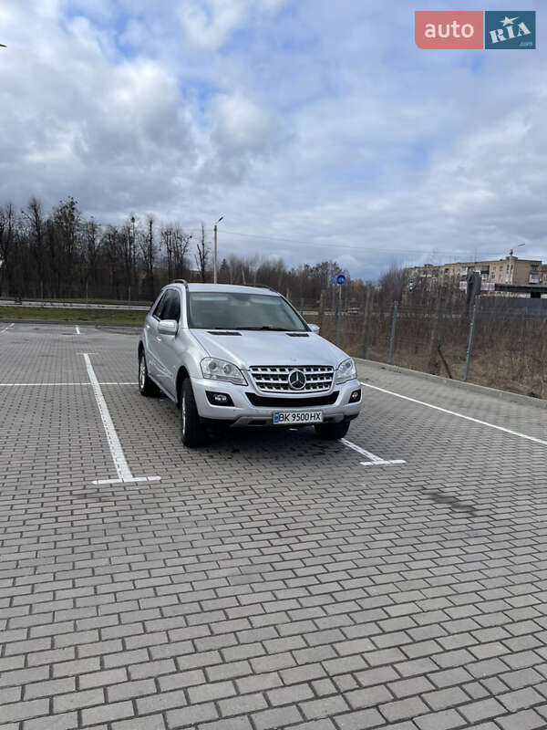 Внедорожник / Кроссовер Mercedes-Benz M-Class 2009 в Дубно