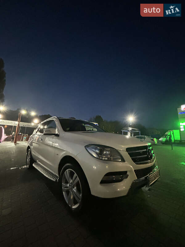 Внедорожник / Кроссовер Mercedes-Benz M-Class 2011 в 