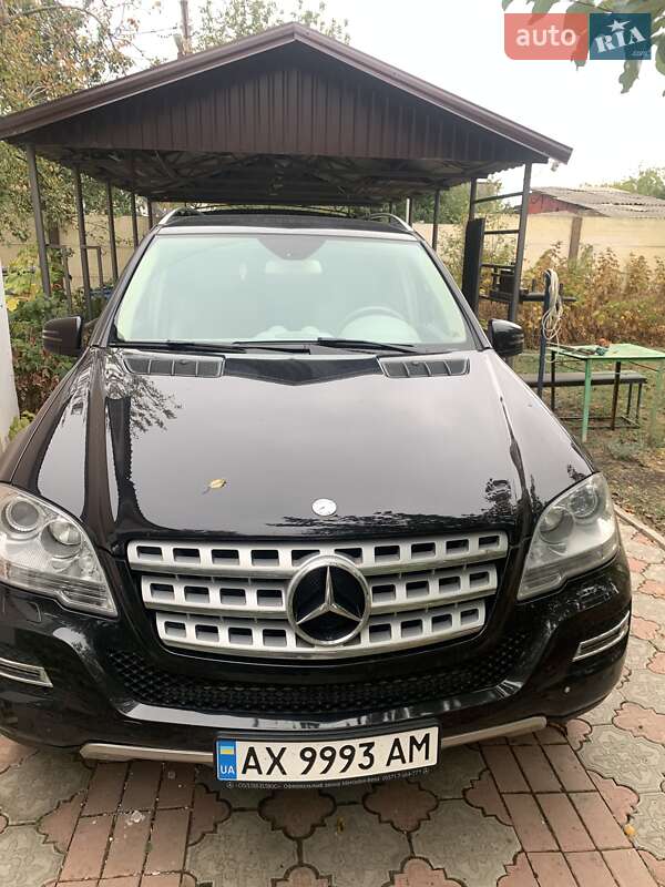 Внедорожник / Кроссовер Mercedes-Benz M-Class 2010 в 