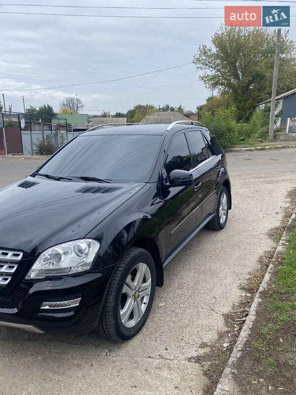 Внедорожник / Кроссовер Mercedes-Benz M-Class 2011 в 