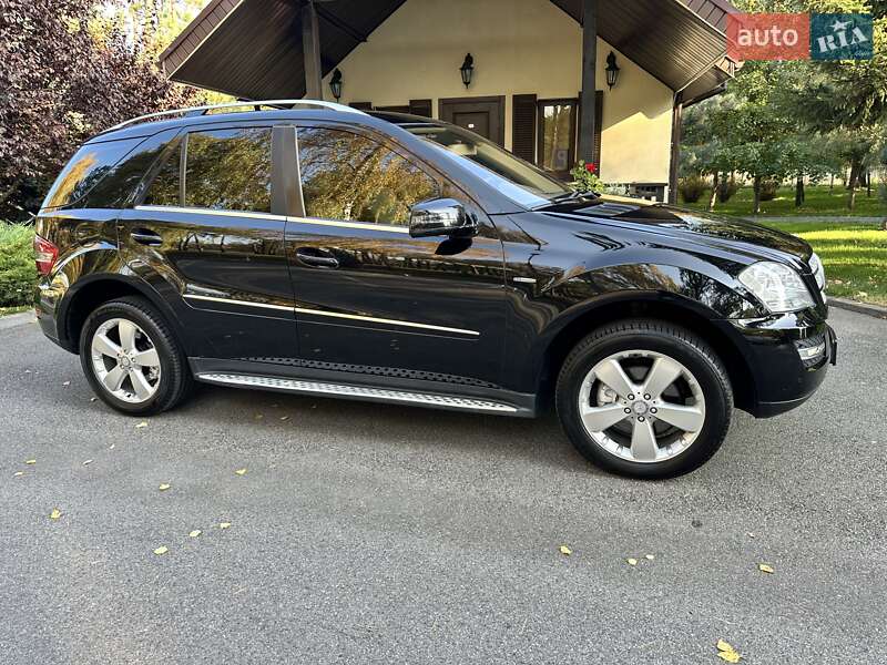 Внедорожник / Кроссовер Mercedes-Benz M-Class 2010 в Киеве