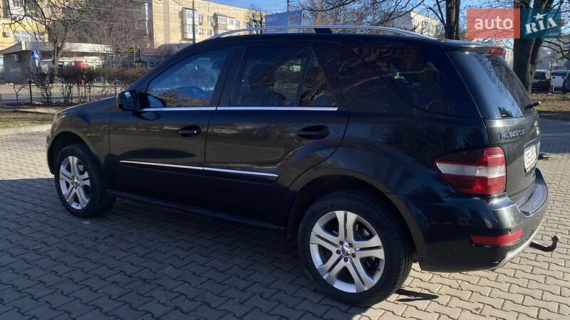 Внедорожник / Кроссовер Mercedes-Benz M-Class 2010 в Черновцах