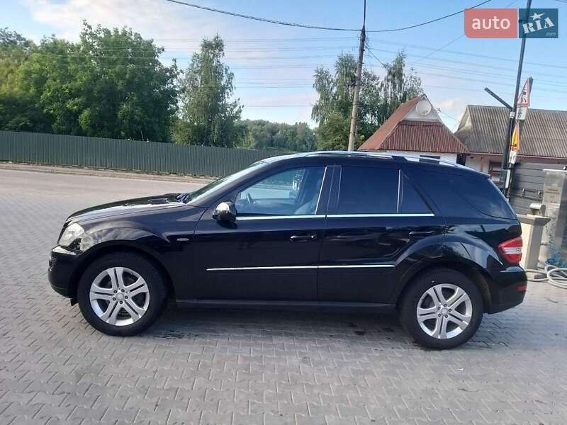 Внедорожник / Кроссовер Mercedes-Benz M-Class 2010 в Черновцах