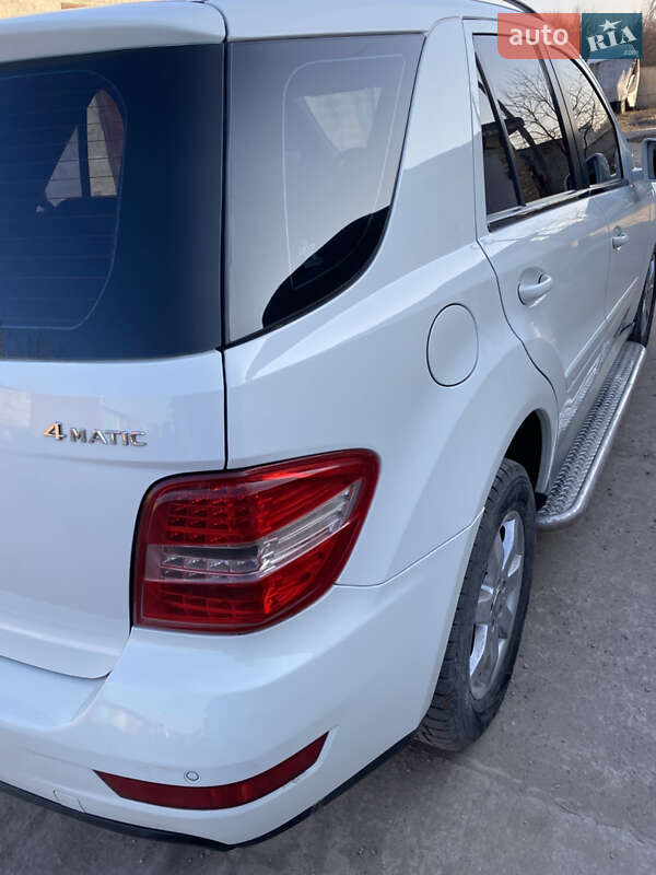 Позашляховик / Кросовер Mercedes-Benz M-Class 2011 в Каневі
