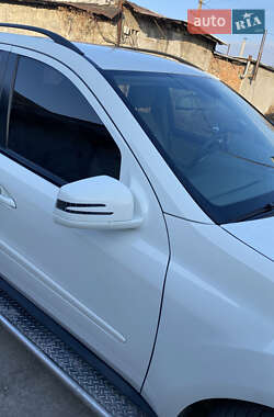 Внедорожник / Кроссовер Mercedes-Benz M-Class 2011 в 