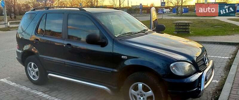 Внедорожник / Кроссовер Mercedes-Benz M-Class 1998 в 