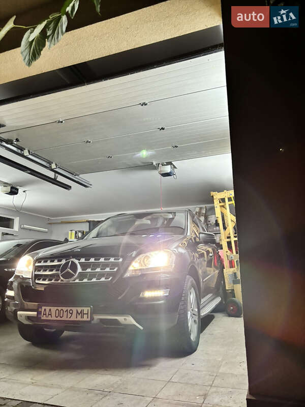 Внедорожник / Кроссовер Mercedes-Benz M-Class 2010 в Киеве